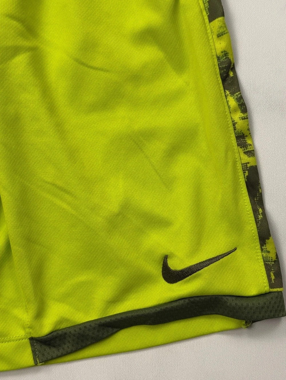 Nike Basketball Shorts Neon Yellow Dri-FIT - Boys Large